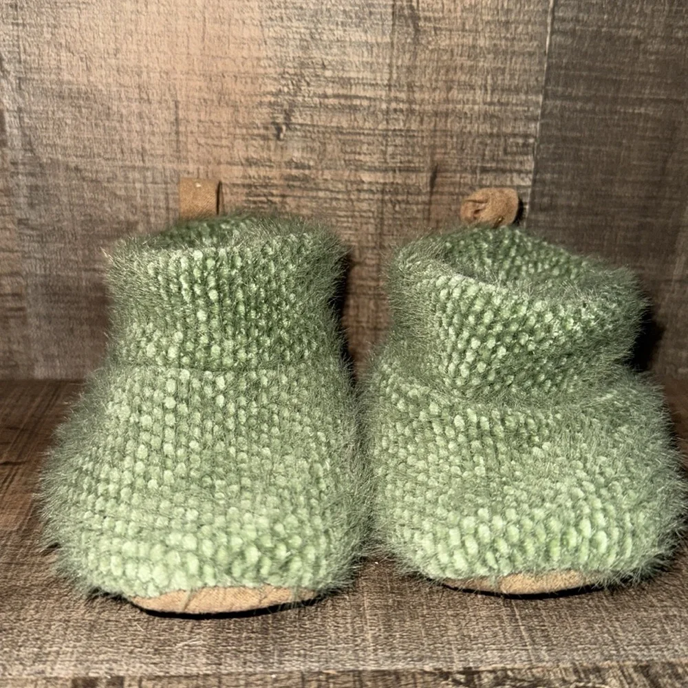Cozy Green Knit Slippers-size 3-6 months